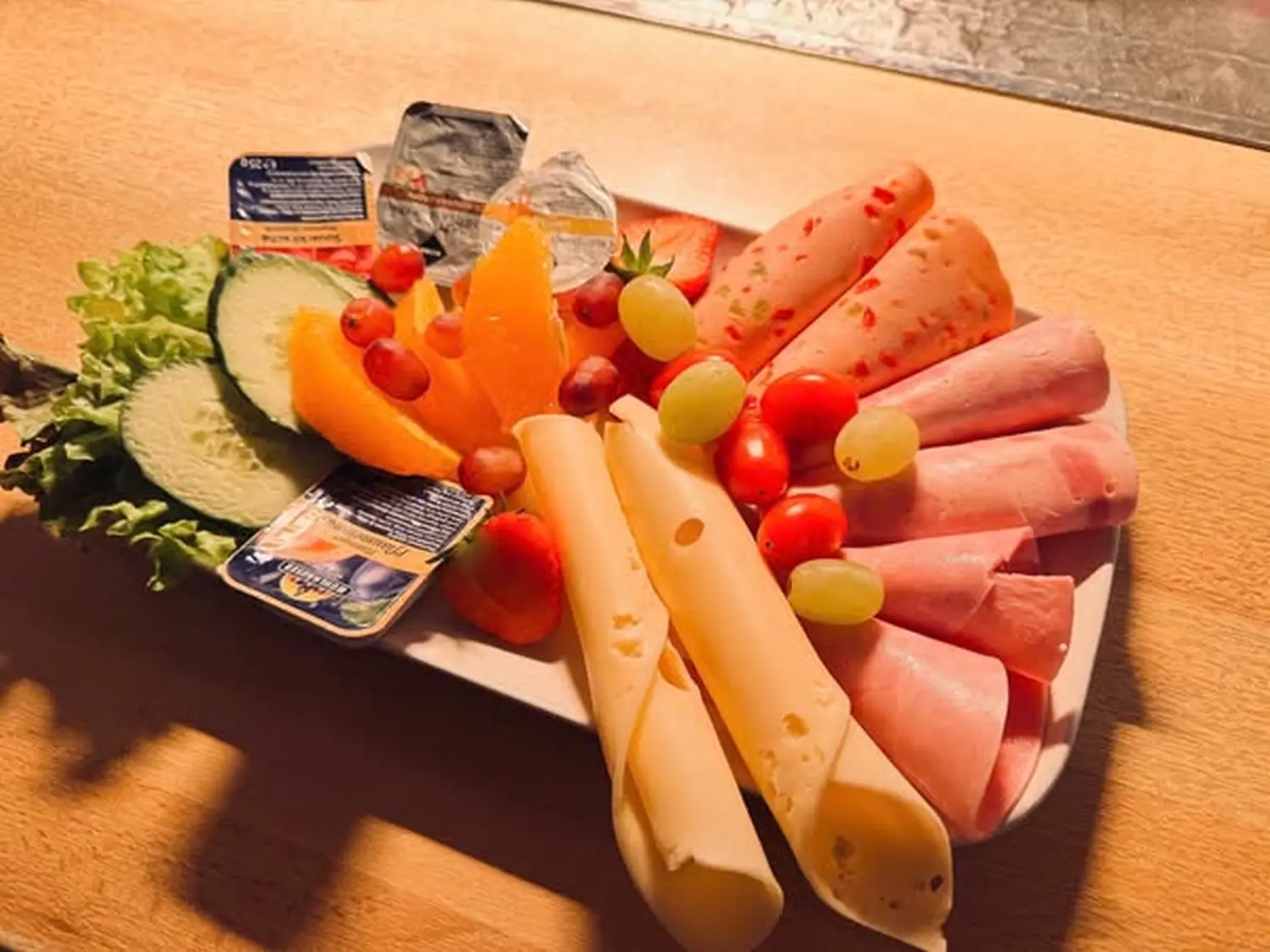 Eine klassische Frühstücks- oder Brunchplatte im europäischen Stil, die häufig in Hotels oder Pensionen von Asiatisches Landhaus zu finden ist