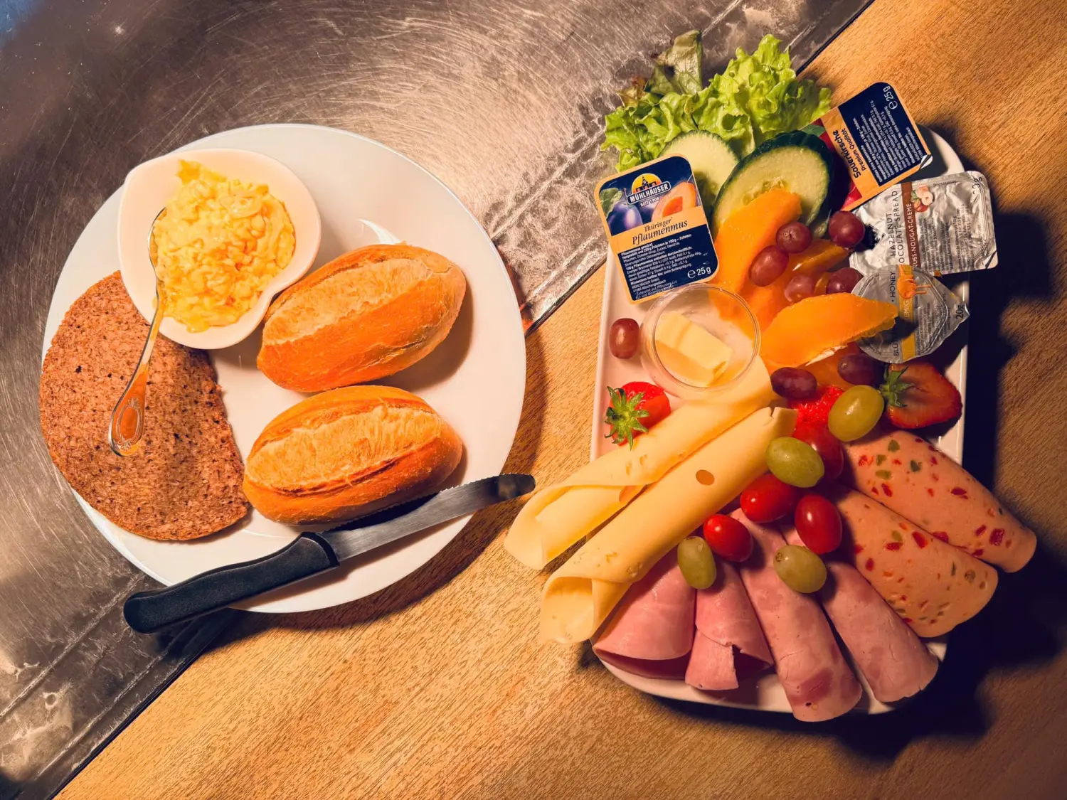 Eine klassische Frühstücks- oder Brunchplatte im europäischen Stil, die häufig in Hotels oder Pensionen von Asiatisches Landhaus zu finden ist
