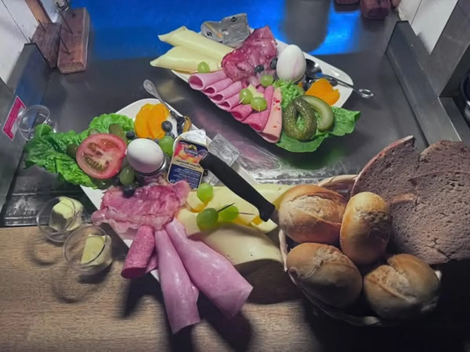 ein Frühstücks- oder Brunchaufstrich, wahrscheinlich aus einem europäischen Hotel oder Gästehaus, möglicherweise in Österreich oder Deutschland, je nach Art der Mahlzeit.