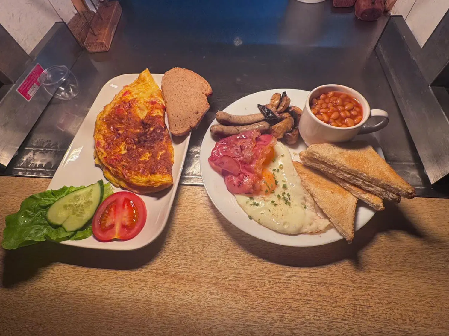 ein klassisches Full English Breakfast, eine traditionelle warme Frühstücksmahlzeit, die in Großbritannien und Irland beliebt ist. von Asiatisches Landhaus
